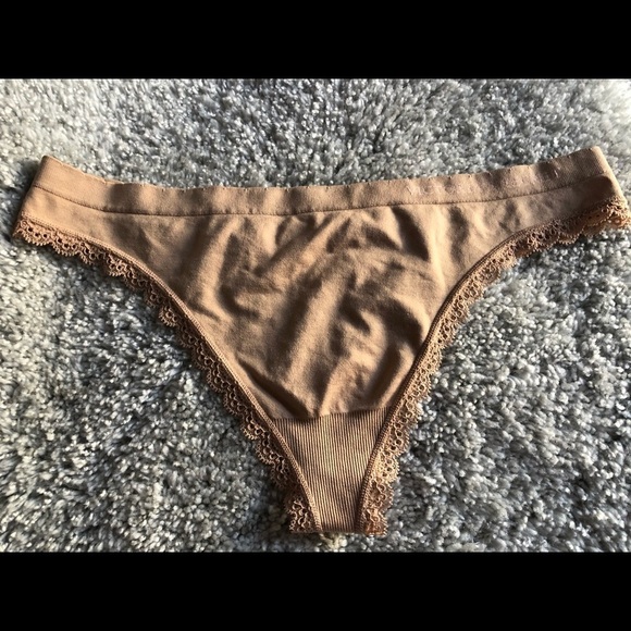 NWT Victoria’s Secret thong size L - Picture 1 of 4
